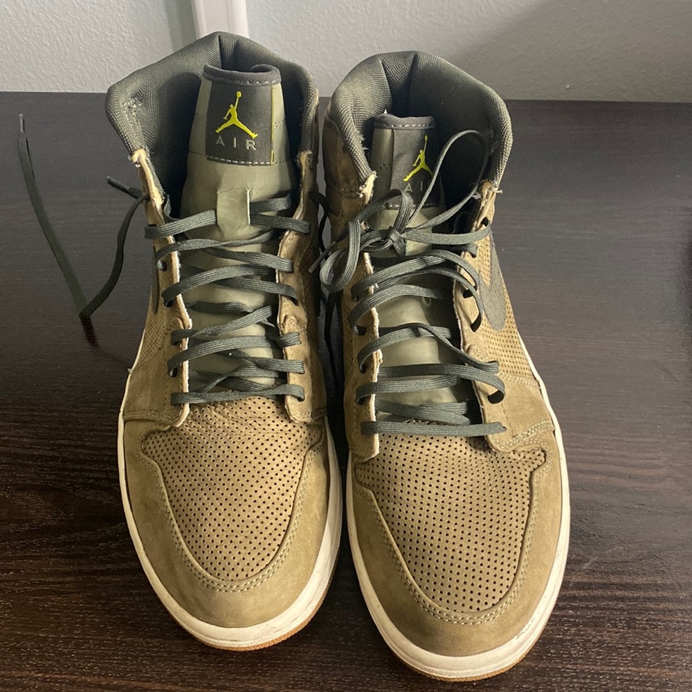 AUTHENTIC mens Jordan’s